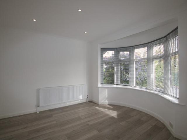 Northview Crescent, Neasden, London. 1 bed flat to rent £1,900 pcm £438 pw