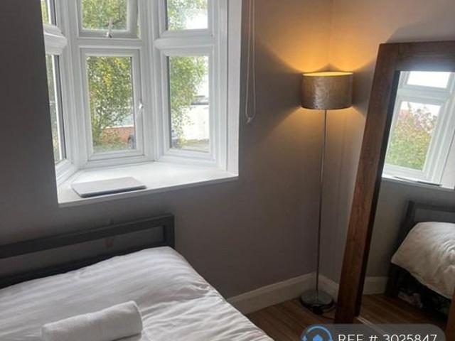 Northway, Morden, SM4 1 bed in a house share to rent £850 pcm £196 pw