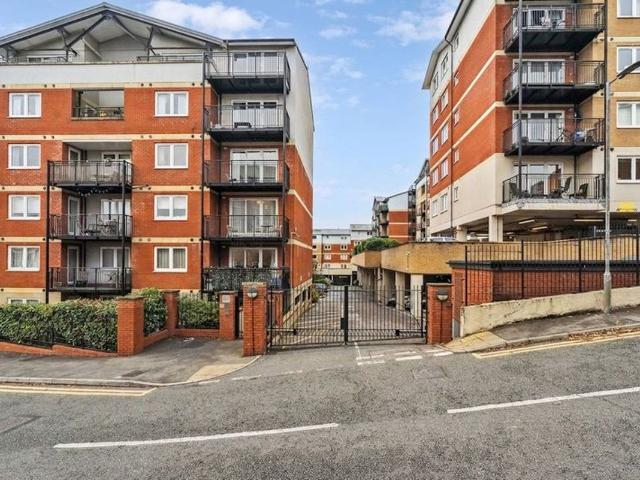 Northway, Rickmansworth WD3, 2 bed flat to rent, £1,800 pcm | PrimeLocation