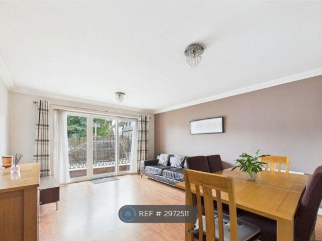 Northway, Rickmansworth WD3, 2 bed flat to rent, £1,900 pcm | PrimeLocation