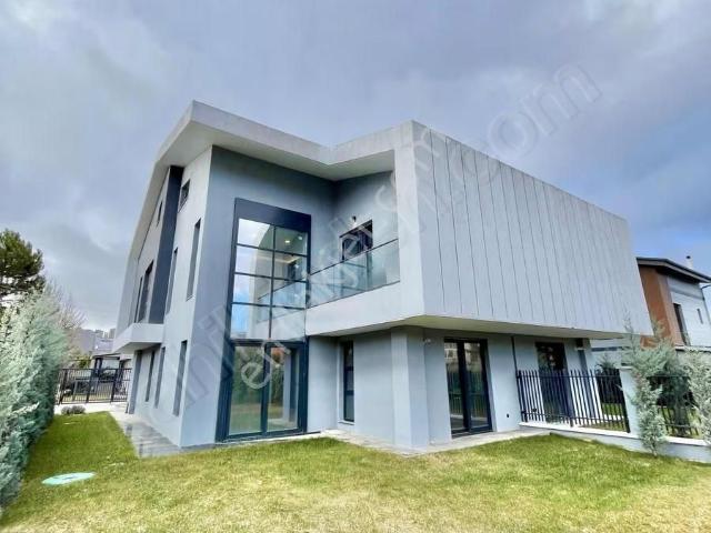 Northwest'ten İncek Bulvar Yakını Yüksek Standartlı 5+1 Villa