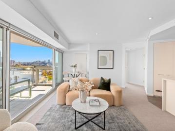 North/West Facing Apartment with Sweeping Harbour & City Views in Zenith