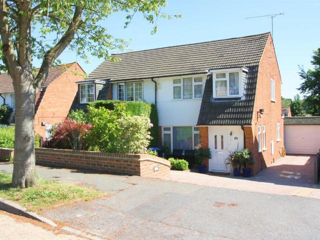 Northwood Avenue, Knaphill, Woking. 3 bed semi detached house to rent £1,950 pcm £450 pw