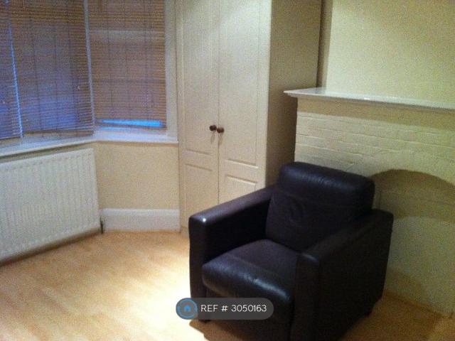 Northwood, London HA6, Studio to rent, £900 pcm | PrimeLocation