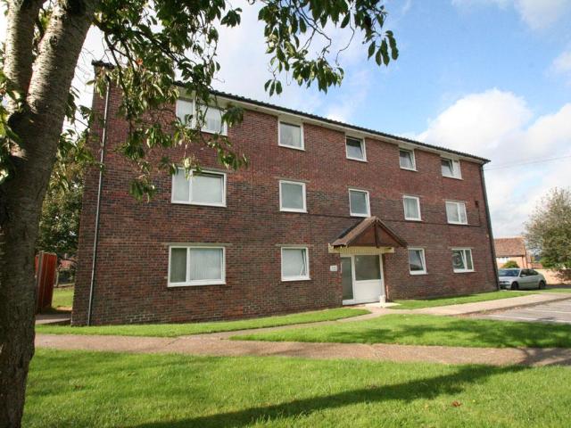 Norton Close, Southwick, Fareham. 2 bed flat to rent £950 pcm £219 pw