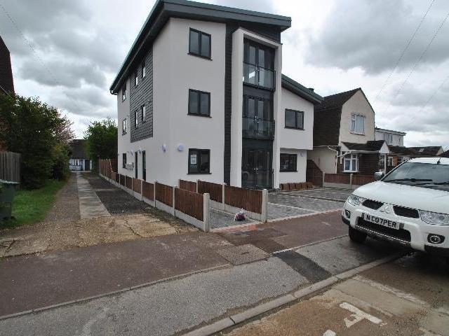 Norton Road, Dagenham 2 bed maisonette to rent £1,600 pcm £369 pw