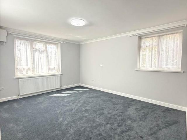 Norwood Close, Norwood Green 3 bed flat to rent £2,400 pcm £554 pw
