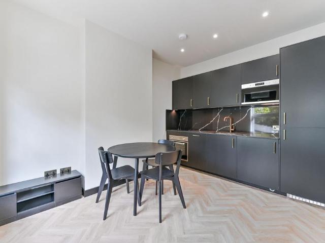 Norwood High Street, London, SE27. 3 bed flat to rent £2,400 pcm £554 pw