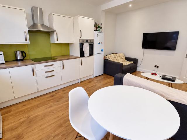 Norwood Place, Hyde Park, Leeds 4 bed terraced house to rent £2,418 pcm £558 pw