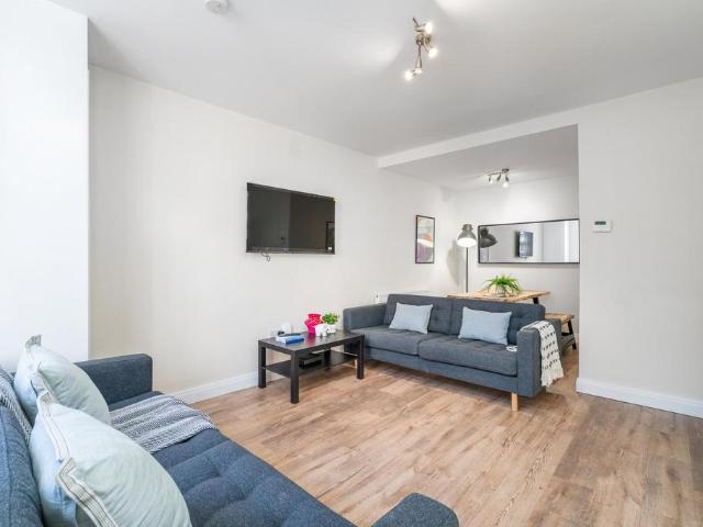 Norwood Place, Leeds LS6 6 bed house to rent £3,900 pcm £900 pw