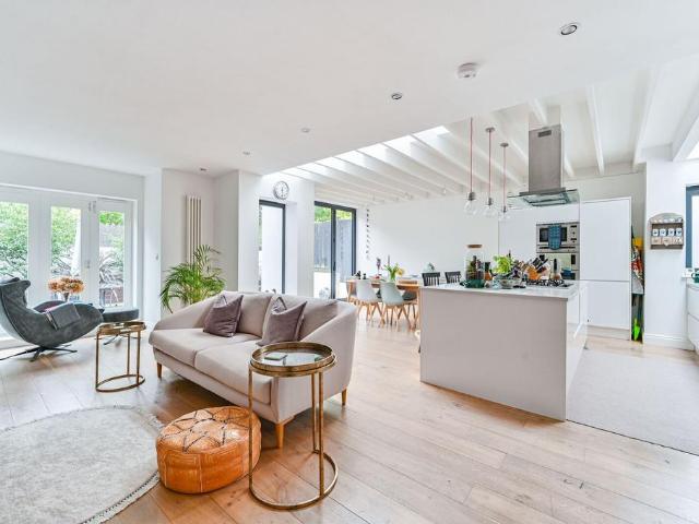 Norwood Road, Herne Hill, London, SE24 4 bed cottage to rent £6,500 pcm £1,500 pw
