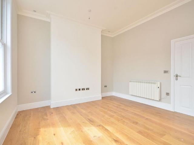 Norwood Road, Herne Hill, London, SE24 1 bed flat to rent £1,700 pcm £392 pw