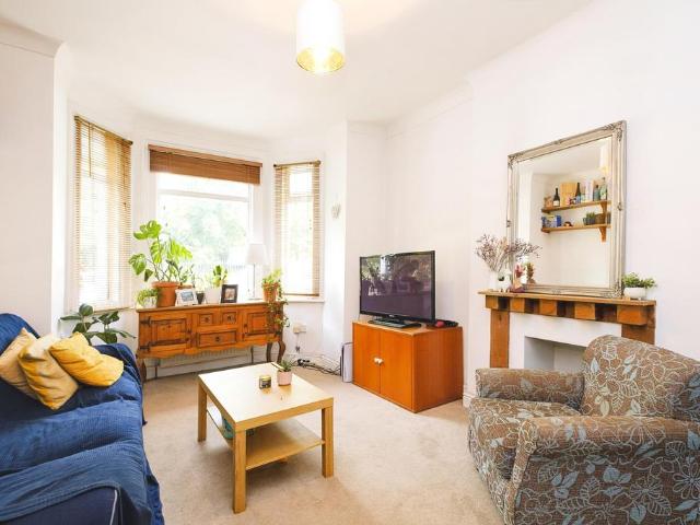 Norwood Road, London, SE24 1 bed flat to rent £1,875 pcm £433 pw