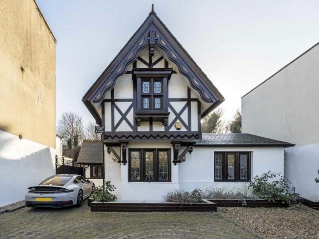 Norwood Road, London SE24 4 bed detached house to rent £6,500 pcm £1,500 pw