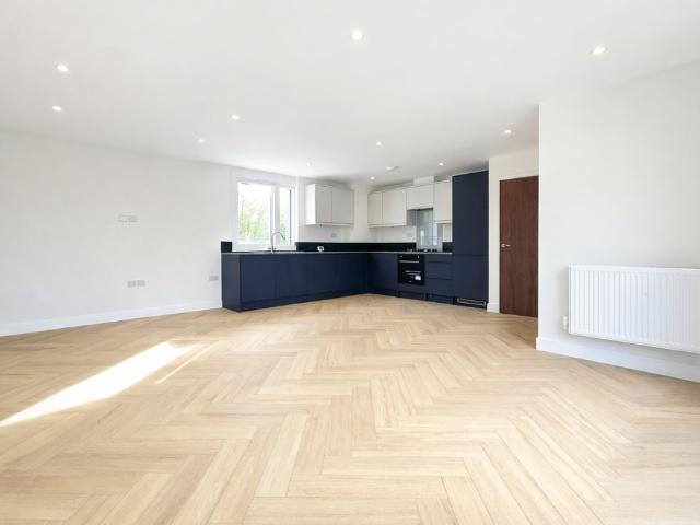 Norbury Avenue, London SW16 2 bed apartment to rent £2,400 pcm £554 pw