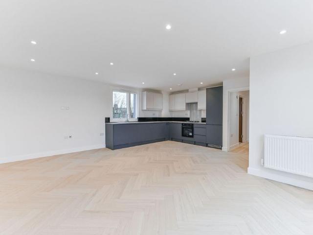 Norbury Avenue, Norbury, London, SW16 2 bed flat to rent £2,400 pcm £554 pw
