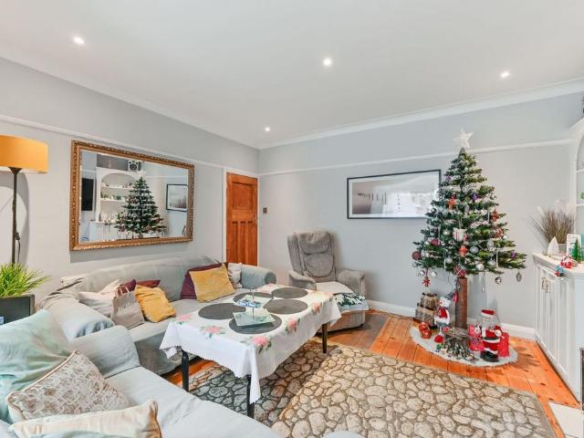 Norbury Avenue, Norbury, London, SW16 3 bed terraced house to rent £2,900 pcm £669 pw
