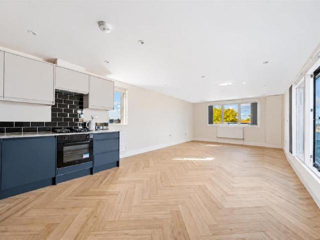 Norbury Avenue, SW16 3 bed flat to rent £2,795 pcm £645 pw