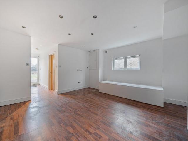 Norbury Crescent, London, SW16 3 bed flat to rent £1,850 pcm £427 pw