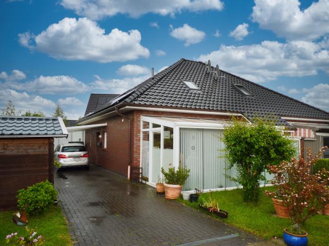 Norden Nähe Norddeich: Schöne Bungalowhälfte mit Wintergarten