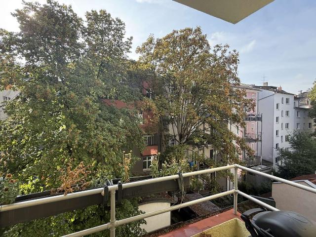 Nordend: Freundliche 2 Zimmer Altbauetage mit Balkon