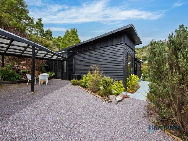 Nordic Noir Cabin Renovated Double Block Retreat!