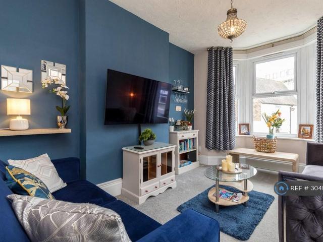 Norfolk Road, Horsham, RH12 4 bed semi detached house to rent £4,400 pcm £1,015 pw