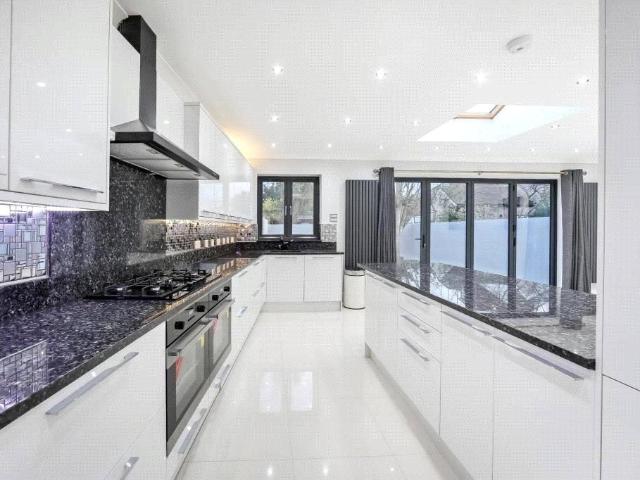 Norfolk Road, London, SW19 2HA, United Kingdom | 7 bed duplex for rent #138313768 | Rentberry