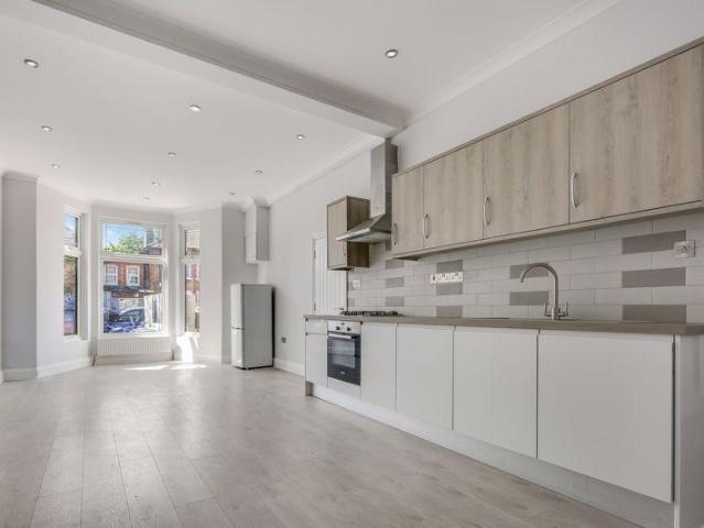 Norfolk Road, Seven Kings, IG3 5 bed ground floor flat to rent £2,700 pcm £623 pw