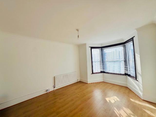 Norfolk Road, Seven Kings, Ilford IG3, 2 bed flat to rent, £1,800 pcm | PrimeLocation