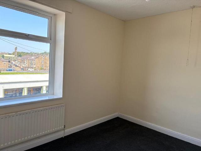 Norfolk Street, Colne BB8 3 bed terraced house to rent £765 pcm £177 pw