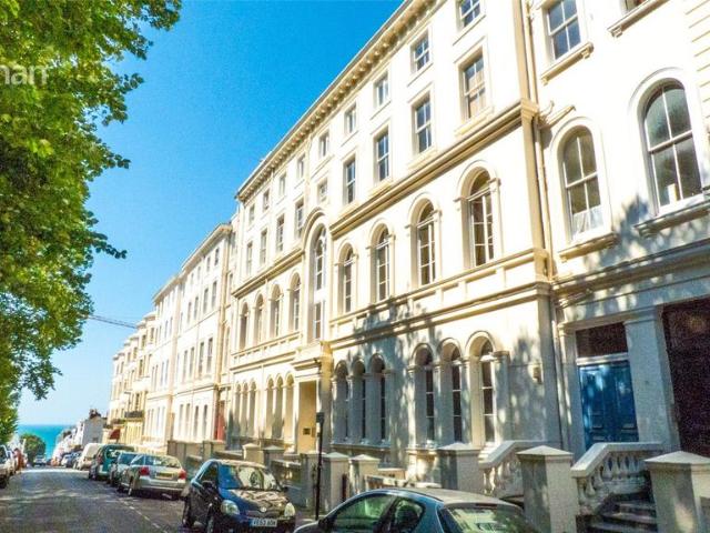 Norfolk Terrace, Brighton, BN1 2 bed flat to rent £1,450 pcm £335 pw