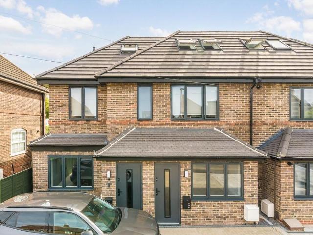 Norman Way, London W3 3 bed flat to rent £3,500 pcm £808 pw