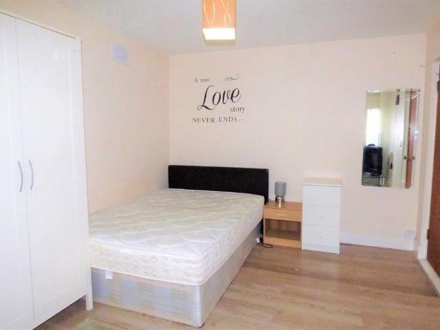 Normandy Drive, HAYES 1 bed in a house share to rent £850 pcm £196 pw