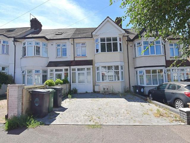 Normanshire Drive, Chingford, London. 1 bed ground floor flat to rent £1,625 pcm £375 pw