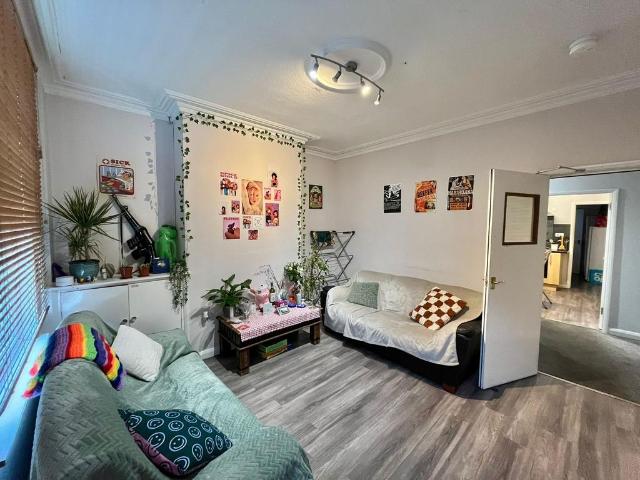 Nottingham NG7 4 bed end of terrace house to rent £2,080 pcm £480 pw