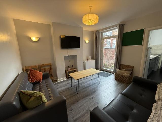 Nottingham NG7 5 bed end of terrace house to rent £3,358 pcm £775 pw