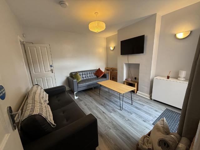 Nottingham NG7 5 bed semi detached house to rent £2,817 pcm £650 pw