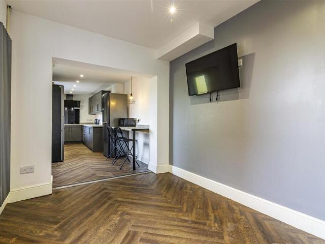 Nottingham NG7 6 bed end of terrace house to rent £2,860 pcm £660 pw