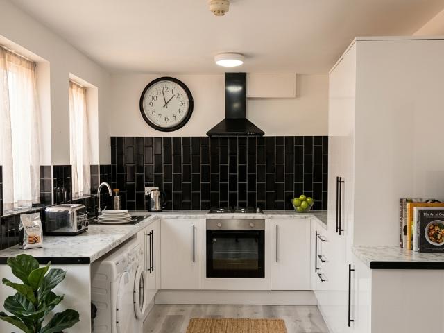 Nottingham NG7 6 bed end of terrace house to rent £2,990 pcm £690 pw