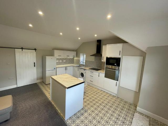 Nottingham NG7 2 bed flat to rent £1,200 pcm £277 pw