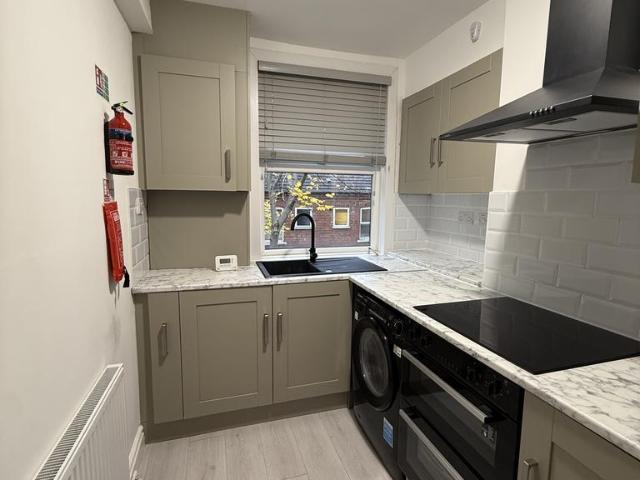Nottingham NG7 2 bed flat to rent £1,387 pcm £320 pw