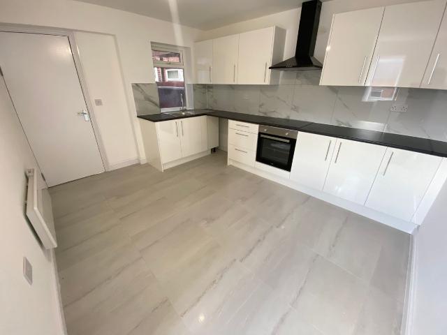 Nottingham Road, Ilkeston DE7, 2 bed flat to rent, £795 pcm | PrimeLocation