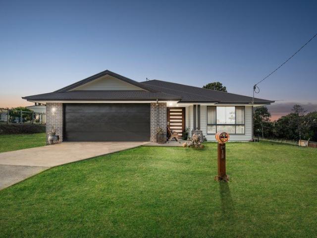 Modern Acreage Lifestyle Space, Style & Serenity Just Minutes to Town