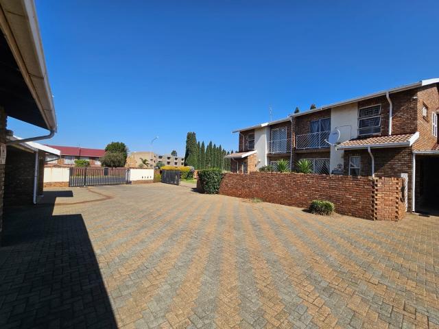 Not Pet Friendly Spacious 2 Bedroom Home with Private Garden, Garage and Carport in Edleen