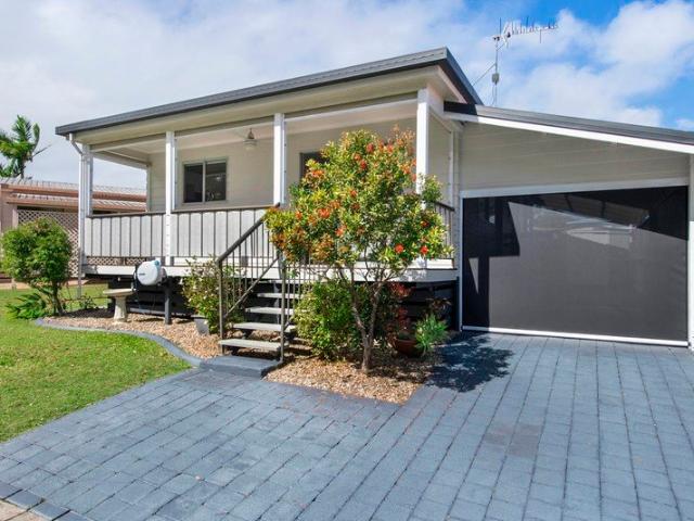 Not To Be Missed! A Modern Stylish 2 Bedroom Home in Settlers Over 50's Village Feel the Ambiance and Stay!