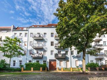 Notarkosten geschenkt: Gründerzeit Dachgeschoss mit Innenhof Balkon, offenem Wohnbereich & Keller