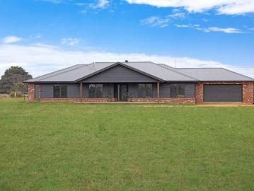 Crossley, Woolsthorpe - Parking, Equipped kitchen