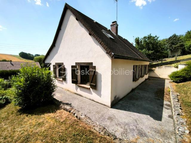 NOUVEAU PRIX – Maison familiale, volumes et terrain arboré au rendez vous