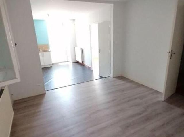 NOUVEAUTE LOCATION:PLEIN CENTRE DE VERN/ SEICHE Maison T2 de 55 m² habitables environ, avec ac.